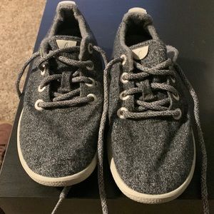 Allbirds women’s size W7 shoe in good condition.
